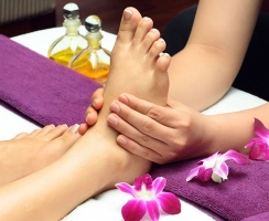 Massage chân tại Lân Spa